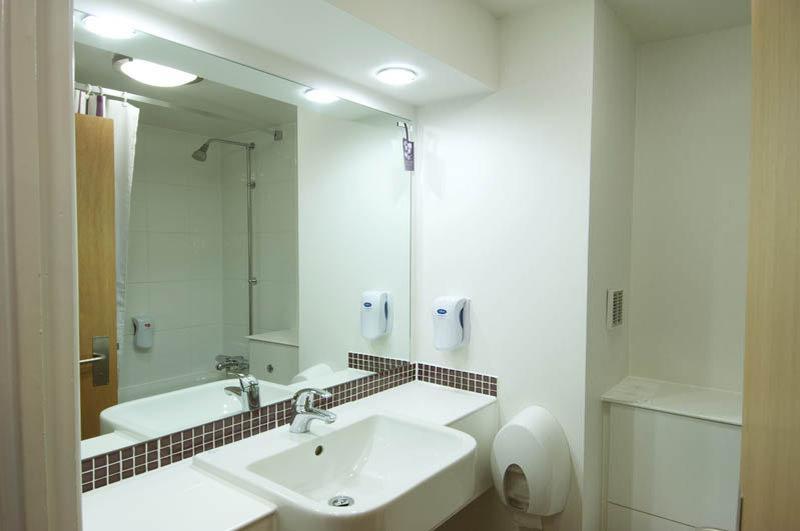 Premier Inn London Kew Bridge Bagian luar foto